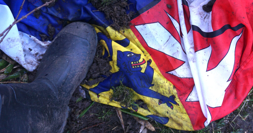 Schleswig-Holstein-Flagge im Dreck