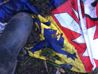 Schleswig-Holstein-Flagge im Dreck