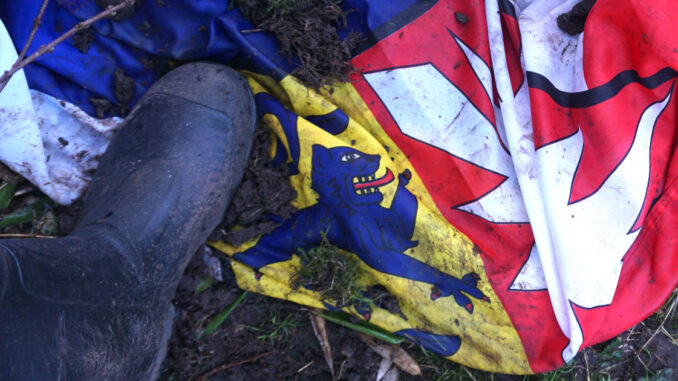 Schleswig-Holstein-Flagge im Dreck